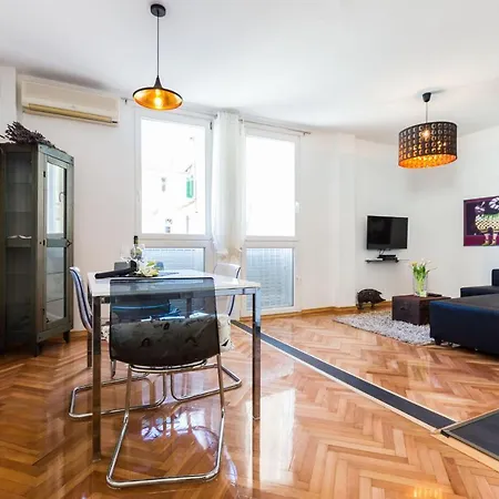 Aloise Apartment In Old Town Center  4*